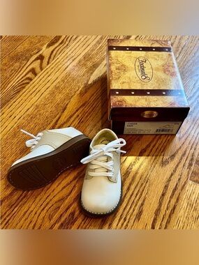 FootMates White and Brown Kids Lace-Up Dress Shoes